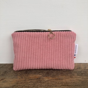 Pochette molletonnée en velours grosses cotes rose pale . Pochette téléphone . Porte cartes .
