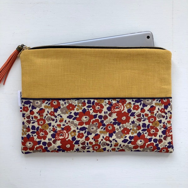 Housse pour tablette , iPad ou ordinateur 10 pouces en lin moutarde et Liberty Betsy Autumn Dream  . Pochette tablette .