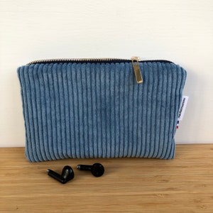Gesteppter Beutel aus blauem, grob geripptem Samt. Handytasche.