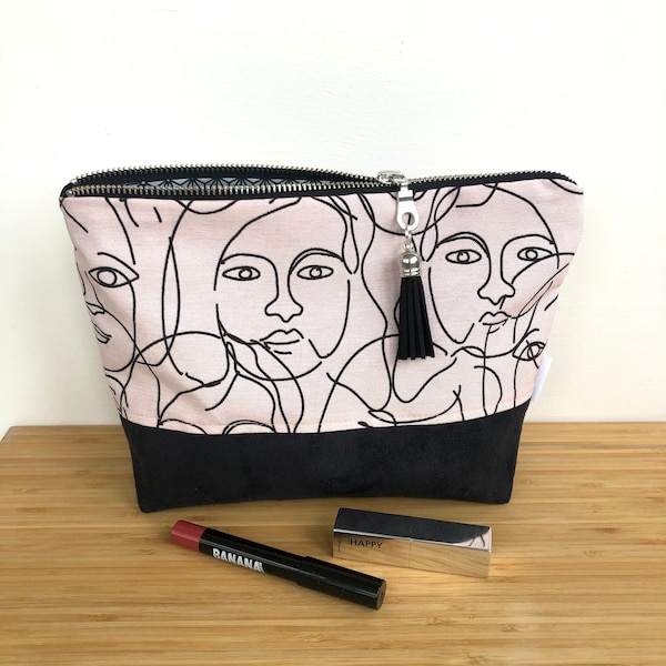 Trousse de maquillage en toile noire et blanche imprimé visage abstrait et en suédine noire  .