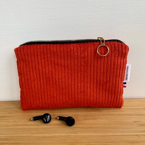 Pochette  molletonnée en velours grosses côtes orange . Pochette téléphone .
