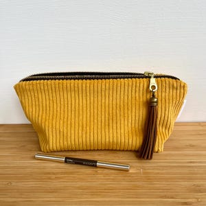 Trousse de maquillage en velours grosses côtes jaune . Trousse d’école . Trousse makeup .