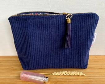 Trousse de maquillage en velours grosses cotes bleu marine  . Trousse tendance velours .