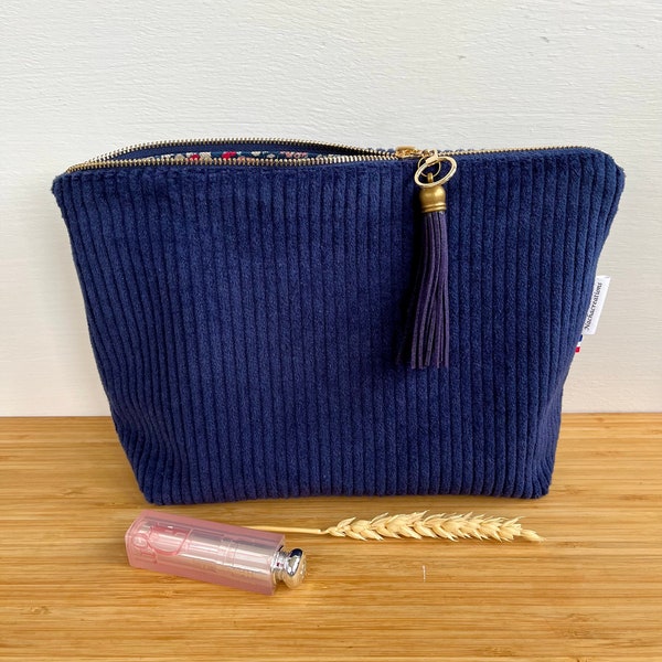 Trousse de maquillage en velours grosses cotes bleu marine  . Trousse tendance velours .