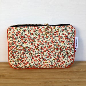Pochette  molletonnée en coton fleuri orange et beige . Pochette téléphone . Pochette maquillage .