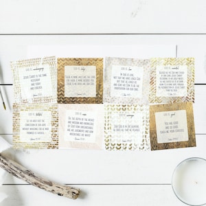Puede incluir: Un conjunto de 8 tarjetas de inspiración doradas y blancas con versículos bíblicos sobre Dios. Las tarjetas presentan una variedad de texturas y patrones, incluyendo chevron, ladrillo y diseños geométricos.
