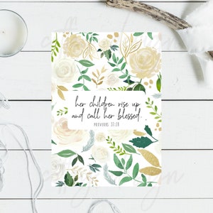 Op de afbeelding: Een witte achtergrond met een bloemenpatroon van witte rozen, groene bladeren en gouden glitter. De tekst "her children rise up and call her blessed." is in zwart gedrukt met daaronder het vers "PROVERBS 31:28".