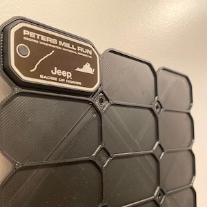 Jeep Badge Of Honour Wandhalterung Plakette - Hält 12 Abzeichen - Post Juli 2019