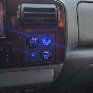 Ford Power Outlet 05-07 Passenger Side Dash Power Panel - Blue and Green