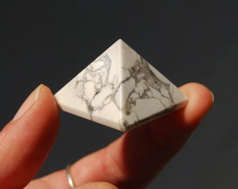 Howlite Crystal Pyramid, 25mm to 30mm
