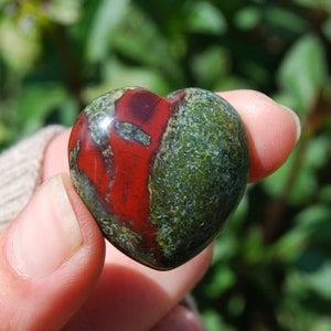 ONE 1.25in Dragon&#39;s Bloodstone Crystal Heart Shaped Palm Stone