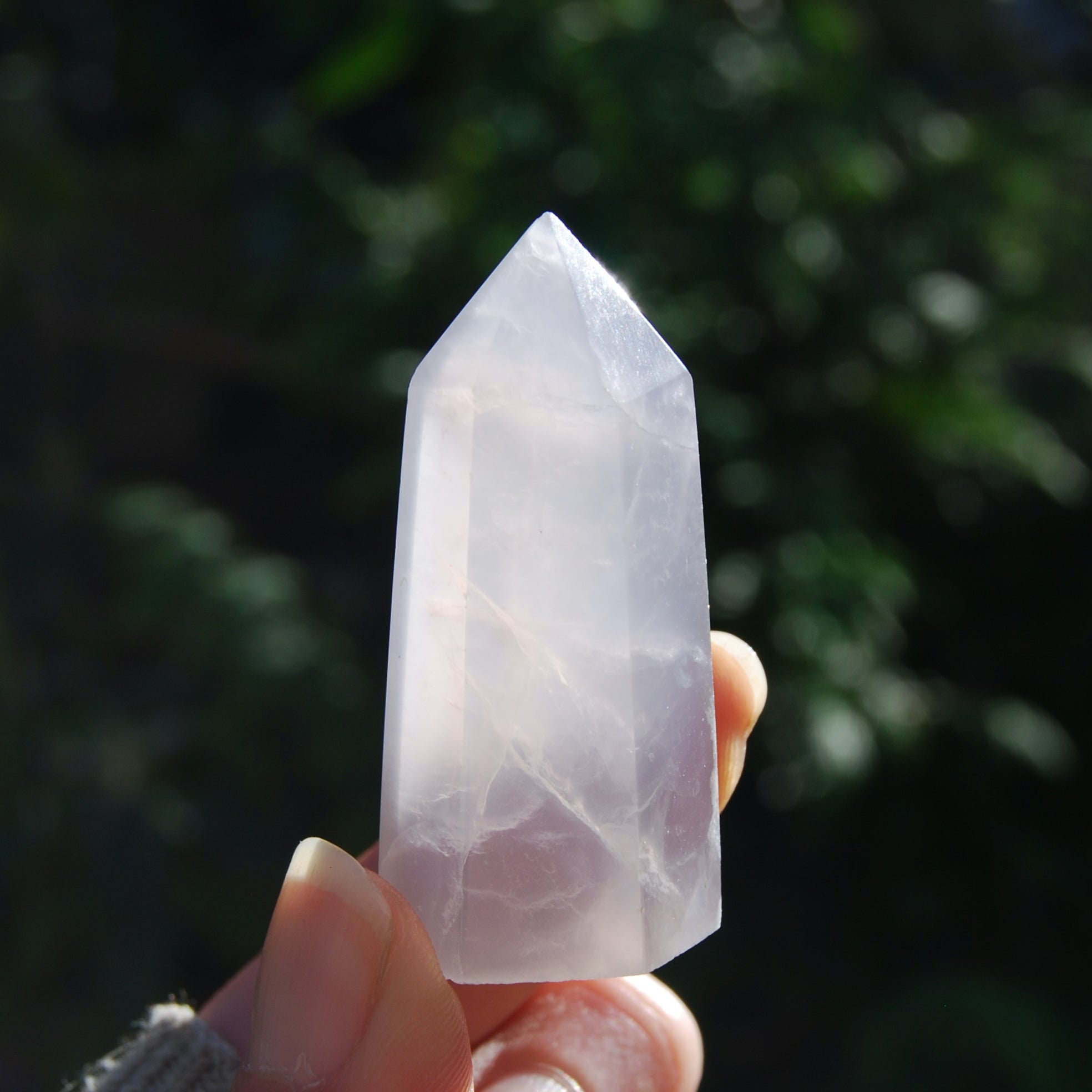 イットリウムフローライトクリスタルタワー - ラベンダー研磨石