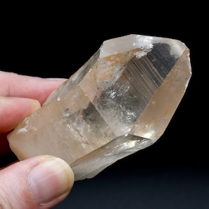 Cristal de quartzo de semente de pêssego Lemuriano 2,9 pol. 126 g Master Starbrary Intense Rainbows, Brasil
