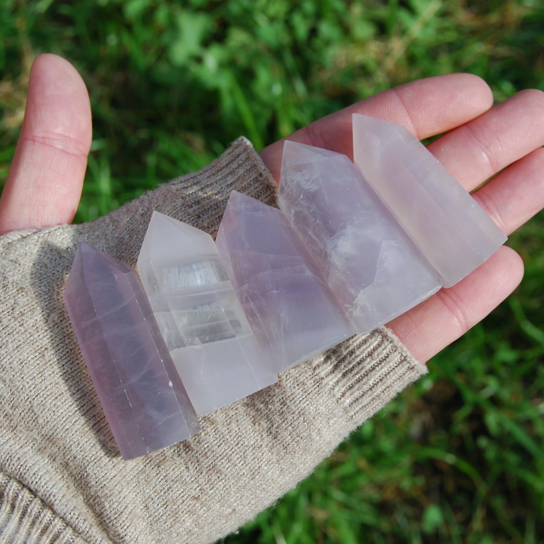 イットリウムフローライトクリスタルタワー - ラベンダー研磨石