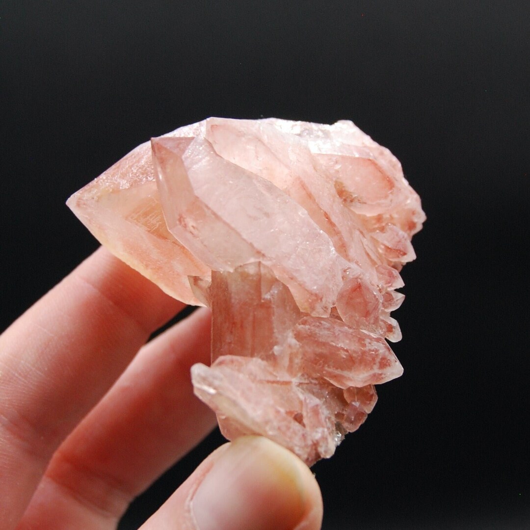 ストロベリーピンクのレムリアンクォーツクリスタルクラスター