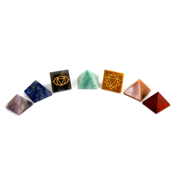 Engraved Chakra Crystal Reiki Pyramids 100/% Natural 7 Stone Set in Gift Pouch//Perfect for Crystal Grids and Meditation