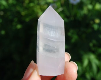 イットリウムフローライトクリスタルタワー - ラベンダー研磨石