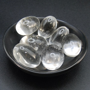 UM pequeno cristal de quartzo transparente Shiva Lingam