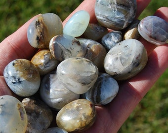 4 a 8 peças de cristais de opala azul andina rolados, pequenas opalas azuis e brancas, peruanas