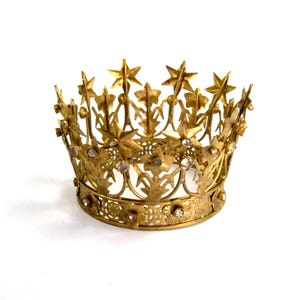 Corona Santos de 4 pulgadas con motivo de estrella y lirio de diamantes de imitación en oro antiguo, grande