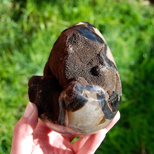 Cristallo geode di uovo di drago di pietra settaria XL da 3 libbre, Madagascar