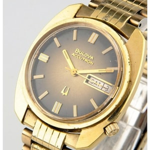 Bulova Accutron ゴールド 時計 Bonhams : Bulova. An 18K gold electronic calendar bracelet watch