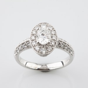 Anel de noivado de diamante oval de 1,24 quilates em ouro branco 18k com detalhes em tamanho 6,5