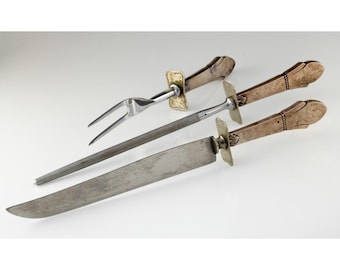 Juego de trinchar de plata de ley con tenedor, cuchillo y afilador.