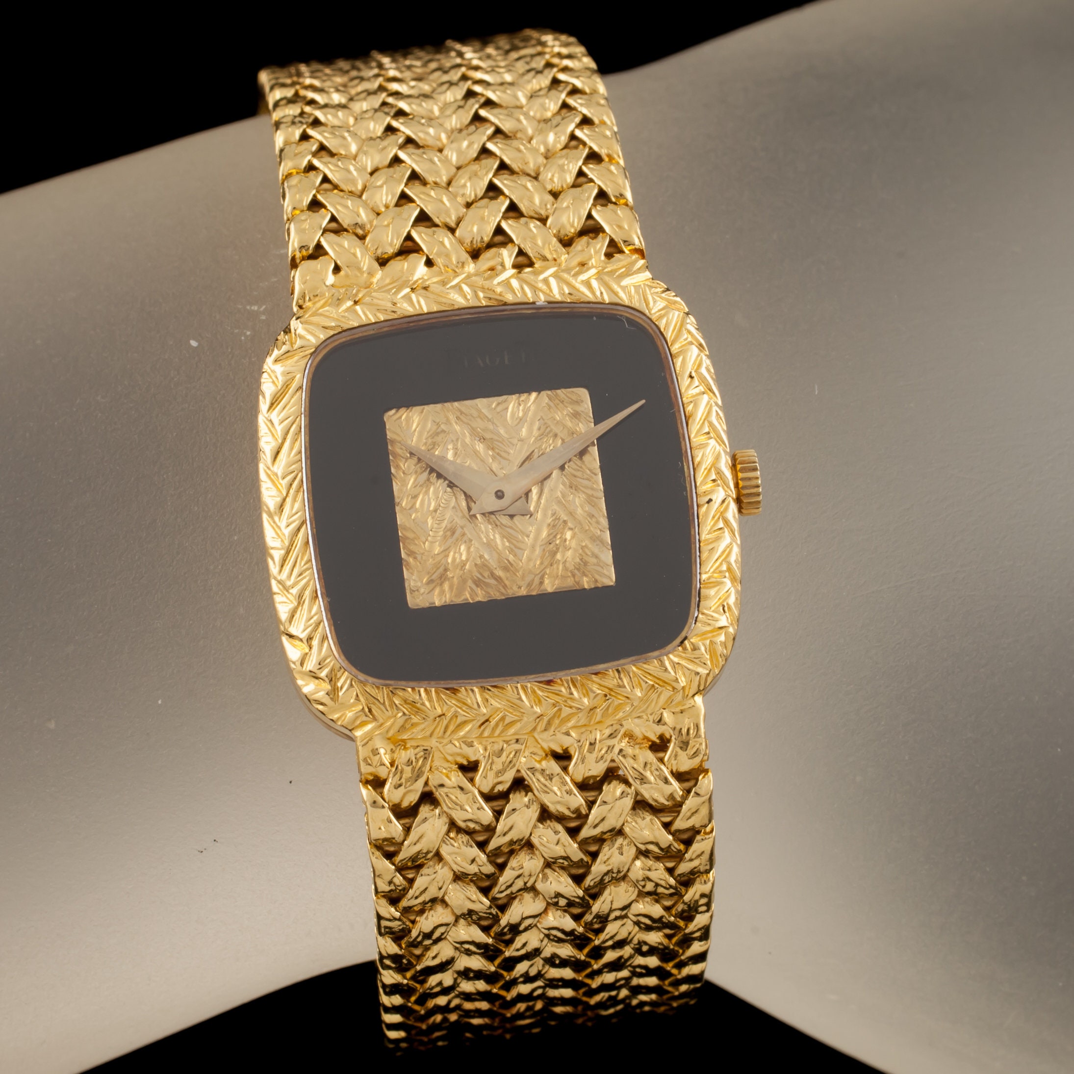 Piaget Ladies 18k Gold Wristwatch, Onyx Dial, 18 Jewel  display picture 2