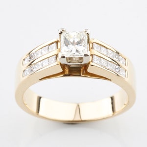 Anello di fidanzamento solitario principessa in oro giallo 14k con pietre d'accento TCW 1.45 ct