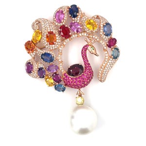 Broche de pavo real en oro rosa de 14 k con zafiro y rubí de 21 ct, diamante de 2 ct y perla de 2,75"