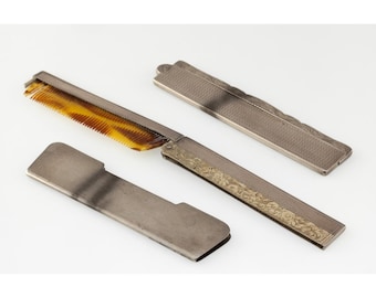 Juego de barbero de plata antigua con peines y funda para navaja.