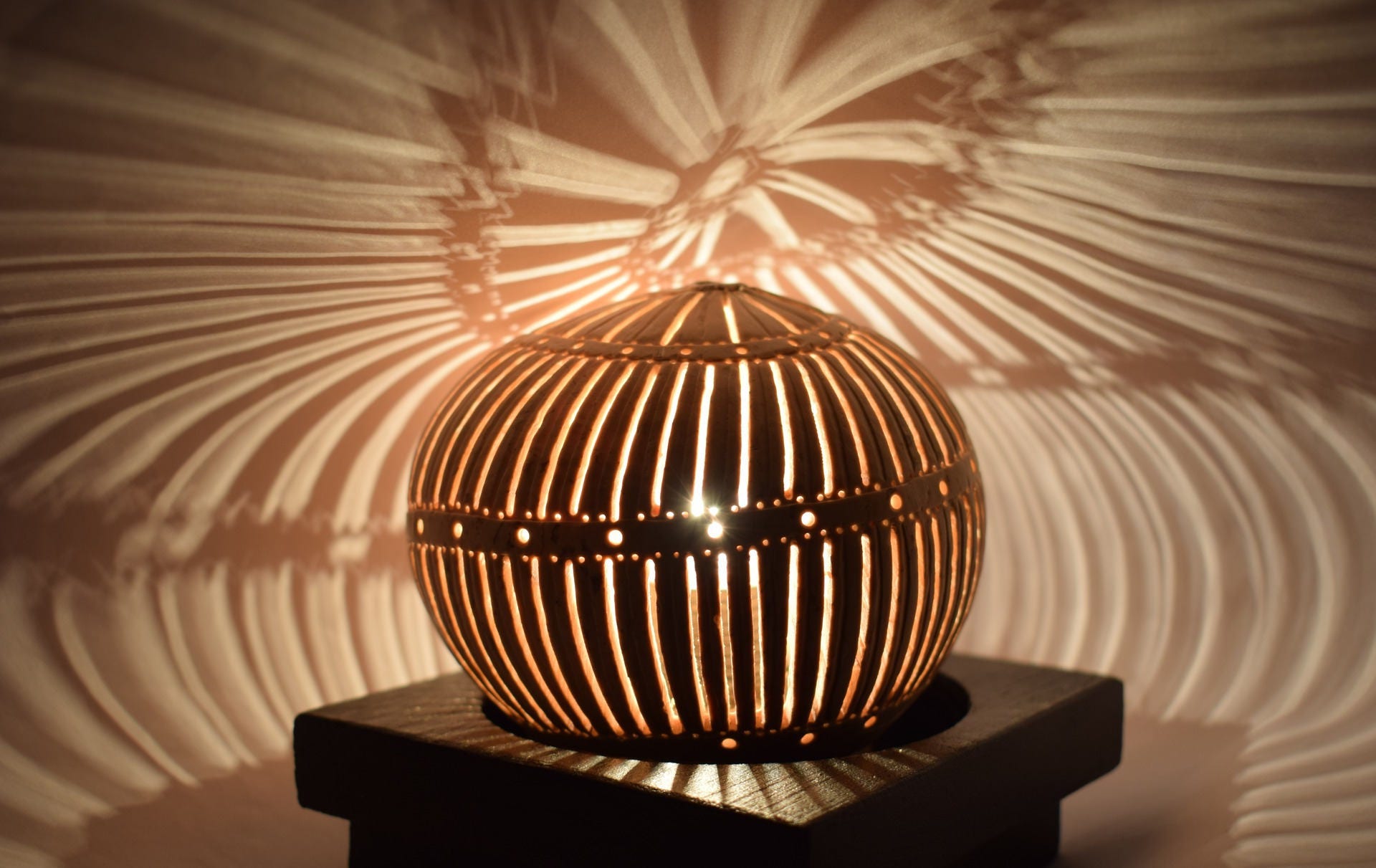 Lampe Rêve de Spiralius' , Sculpture Lumineuse en Noix Coco Sculptée