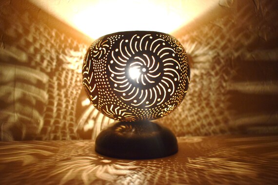 Lampe 'Rêve d'Alhambra', lampe d'ambiance géométrique en calebasse sculptée Lampe 'Rêve d'Alhambra', lampe d'ambiance géométrique en calebasse sculptée