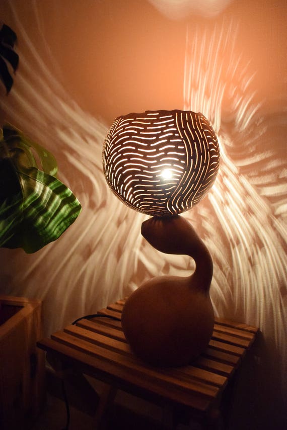Lampe 'Rêve d'Arawotya' , lampe d'ambiance féerique en calebasse sculptée Lampe 'Rêve d'Arawotya' , lampe d'ambiance féerique en calebasse sculptée