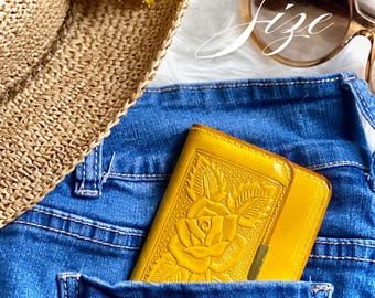 Cartera pequeña de piel hecha a mano con relieve de rosas para mujer: estilo vintage minimalista.