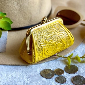 Woman Change purse • Small coin purse • Embossed leather clasp purse • old school coin purse • gift for her