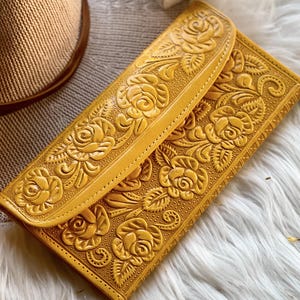 Cartera de verano mediterránea • Cartera de cuero con relieve floral • Regalo personalizado para mamá • Regalo de aniversario de cuero para ella