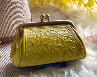 Embossed Leather Kiss Lock Coin Purse for Women: Vintage Style Gift