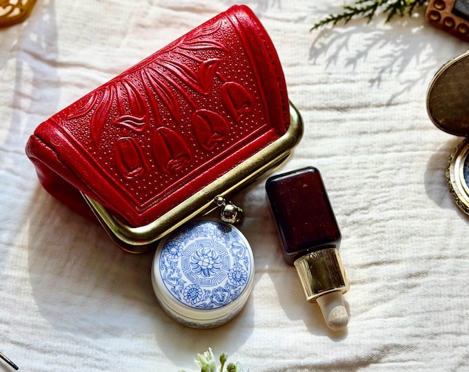 Vintage Style Leather Coin Purse: Embossed Tulip Kiss Lock Pouch