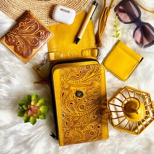 Handgefertigte geschnitzte Leder Umhängetasche für Frauen • Kleine Boho Tasche • Personalisierte Geschenke • Boho Geldbörse