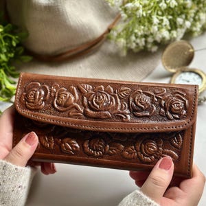 Carteira feminina em couro com estampa de rosas – Carteira longa floral, presente vintage personalizado