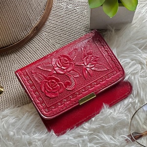 Cartera minimalista de cuero • Cartera pequeña vintage con ventana para identificación • Rosas en relieve • Regalos para ella y mamá