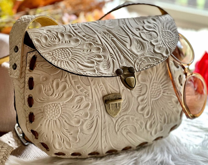 Featured listing image: Handmade Leather Saddle bag  • Crossbody purse • Leather accessories • Western gifts