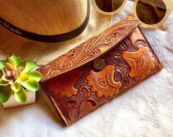 Handmade carved leather women's wallets • Personalized gifts for women •  Credit cards wallet