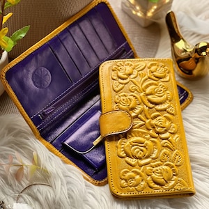 Frühling Floral Leder Geldbörse für Frauen • Gelbe Cottagecore Geldbörse mit Rosen • Handgemachtes personalisiertes Geschenk mit lila Interieur