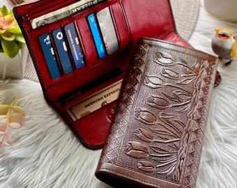 Personalized Tulip Leather Wallet for Women: Handcrafted Bifold with Coin Pocket