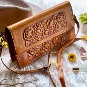 Blumen Leder Crossbody Geldbörse • Kleine handgemachte Tasche für Frauen • Personalisiertes Geschenk für sie • Weiche Leder Handtasche mit Rosenprägung