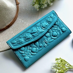 Floral Leather Wallet • Embossed Rose Wallet for Women • Personalized Gift • Vintage Style • Handmade wallet.