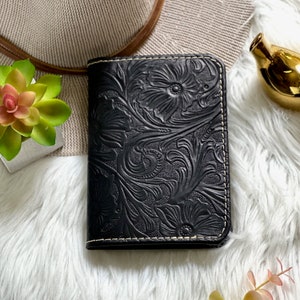 Porta pasaporte de cuero sostenible estilo bohemio occidental • Cartera para pasaporte de cuero repujado • Regalos de cumpleaños para ella • Regalo de viaje